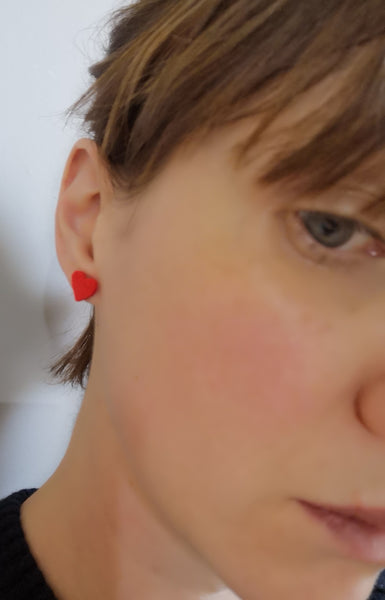 Tiny heart studs - Red