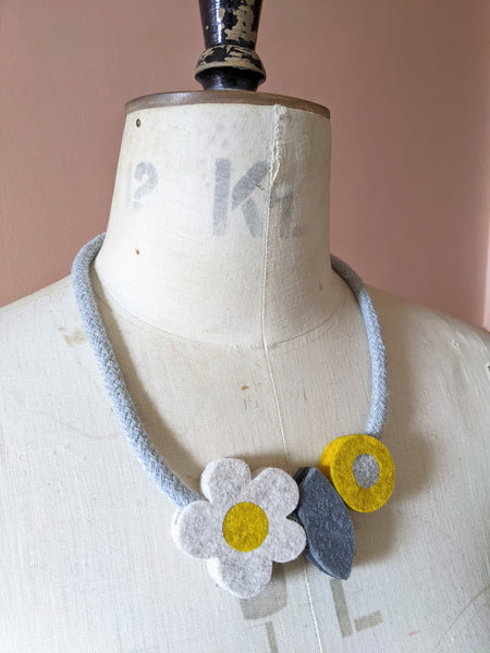 Daisy Bud Necklace - Daisy Mustard