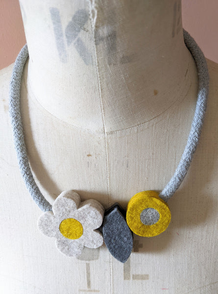 Daisy Bud Necklace - Daisy Mustard